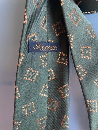Cravatta verde con fantasia oro