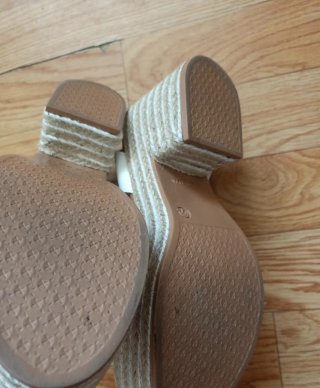 Sandalias de tacón blancas y marrones
