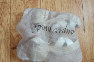 Sandalias de tacón blancas y marrones