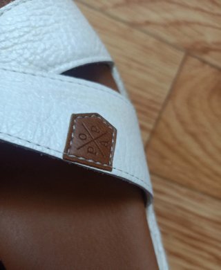 Sandalias de tacón blancas y marrones
