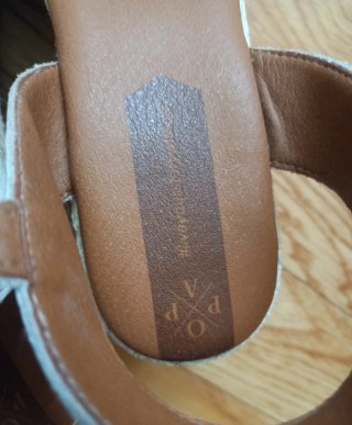 Sandalias de tacón blancas y marrones