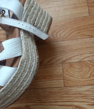 Sandalias de tacón blancas y marrones