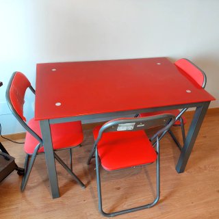 Mesa cristal roja y 4 sillas Plegables