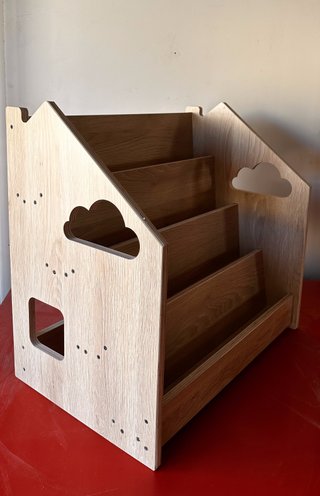 Estantería infantil de madera con corazón y nube