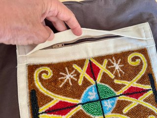 Bolso de tela con abalorios