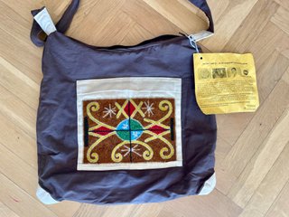Bolso de tela con abalorios