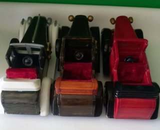 3 modelli d'auto d'epoca in legno