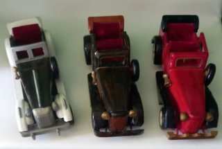 3 modelli d'auto d'epoca in legno