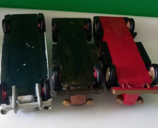 3 modelli d'auto d'epoca in legno