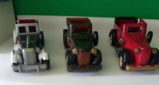 3 modelli d'auto d'epoca in legno