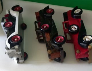 3 modelli d'auto d'epoca in legno