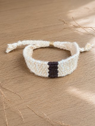 Pulsera tejida artesanal beige y marrón