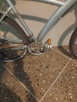 Bicicleta de carretera plateada