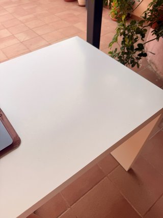 Mesa de escritorio blanca,