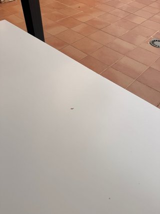 Mesa de escritorio blanca,