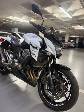 Kawasaki Z800e Blanca y Negra
