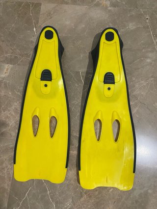 Aletas de buceo amarillas