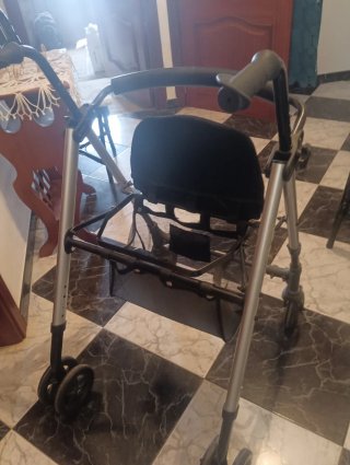 Andador para mayores con asiento y cesta