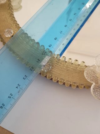 Specchiera decorata con fiori in vetro di murano