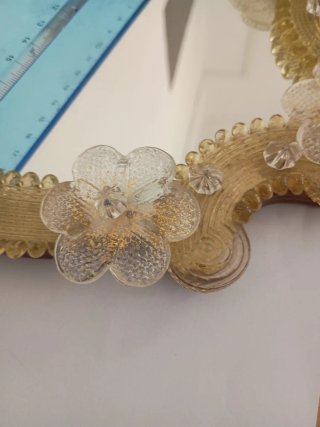 Specchiera decorata con fiori in vetro di murano