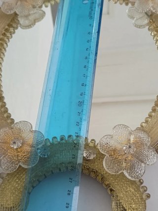 Specchiera decorata con fiori in vetro di murano