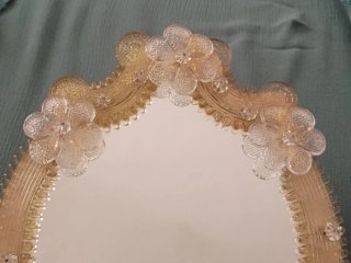 Specchiera decorata con fiori in vetro di murano