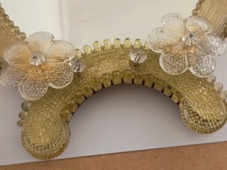 Specchiera decorata con fiori in vetro di murano