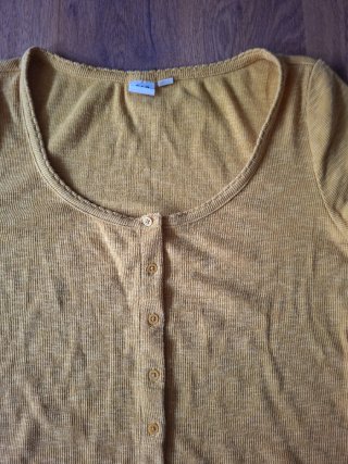 Camiseta amarilla de manga corta con botones