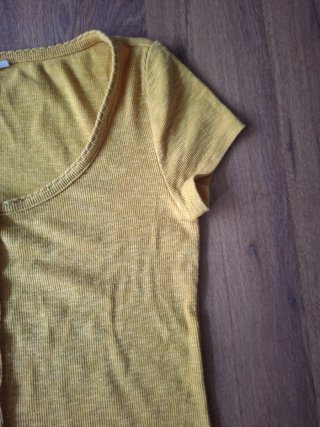 Camiseta amarilla de manga corta con botones