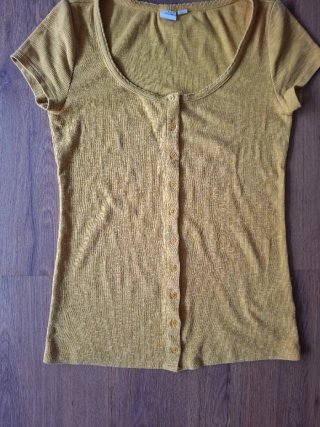 Camiseta amarilla de manga corta con botones