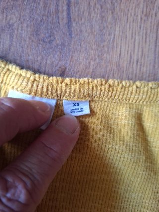 Camiseta amarilla de manga corta con botones