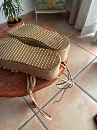 Sandalias de esparto beige atadas