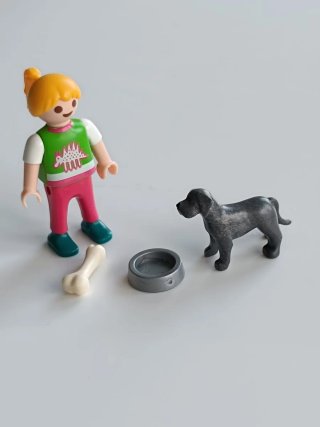 Playmobil niña, perro, hueso y cuenco