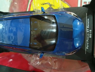 Coche a escala 1:18