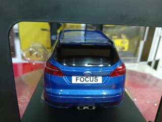 Coche a escala 1:18