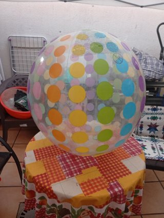 Pelota hinchable grande lunares colores