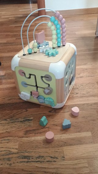 Cubo de madera para bebé