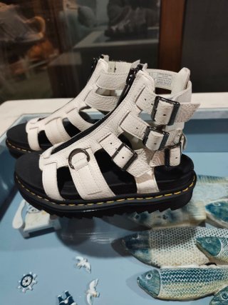 Sandalias Dr. Martens Blancas Talla 39