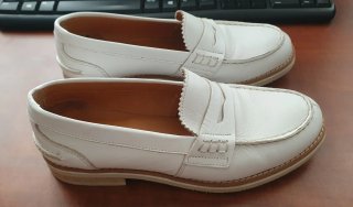 Mocasines de piel.