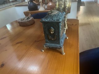 Relojes antiguos de latón