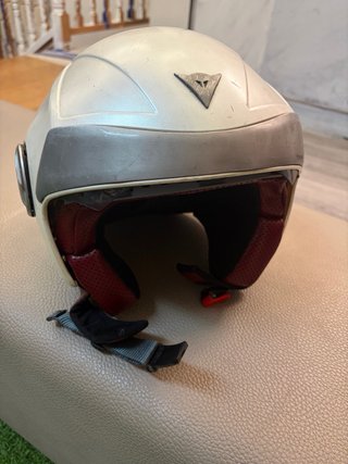Casco de moto blanco con visera