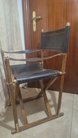 Dos sillas plegables vintage de cuero y dorado