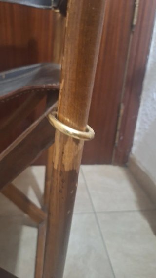 Dos sillas plegables vintage de cuero y dorado