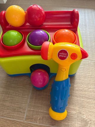 Juguete de martillo y pelotas para bebé
