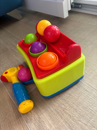 Juguete de martillo y pelotas para bebé