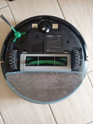 Robot aspirapolvere e lavapavimenti