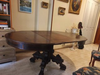 Mesa de comedor de madera oscura
