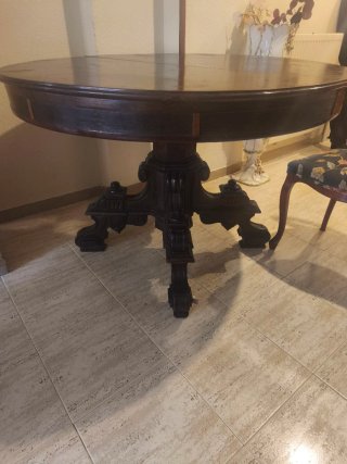 Mesa de comedor de madera oscura