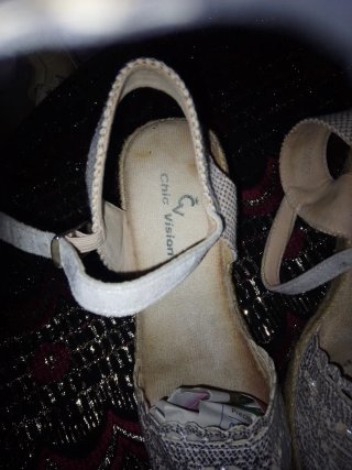 Sandalias cuña beige y plateadas marca chic visión