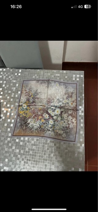 Foulard in seta con fiori